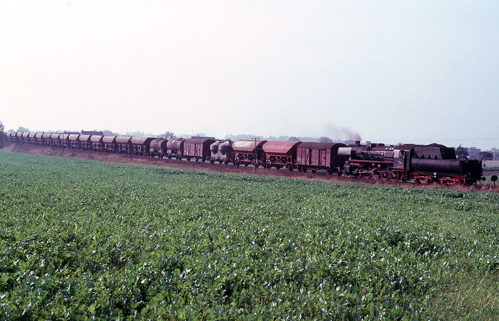 http://www.eisenbahnfotograf.de/datei/Oktober 1980/420111 DR 521662 Lueptitz 12.10.80.jpg